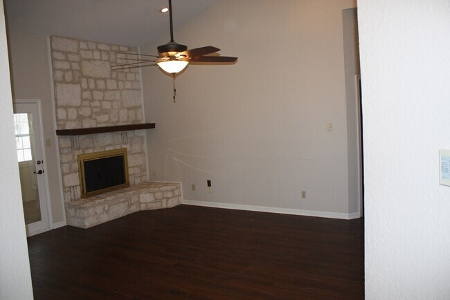 Foto del edificio - 1816 Woodstone Dr