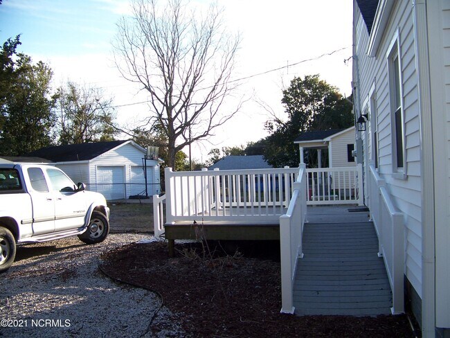 Building Photo - 2711 Homes Dr