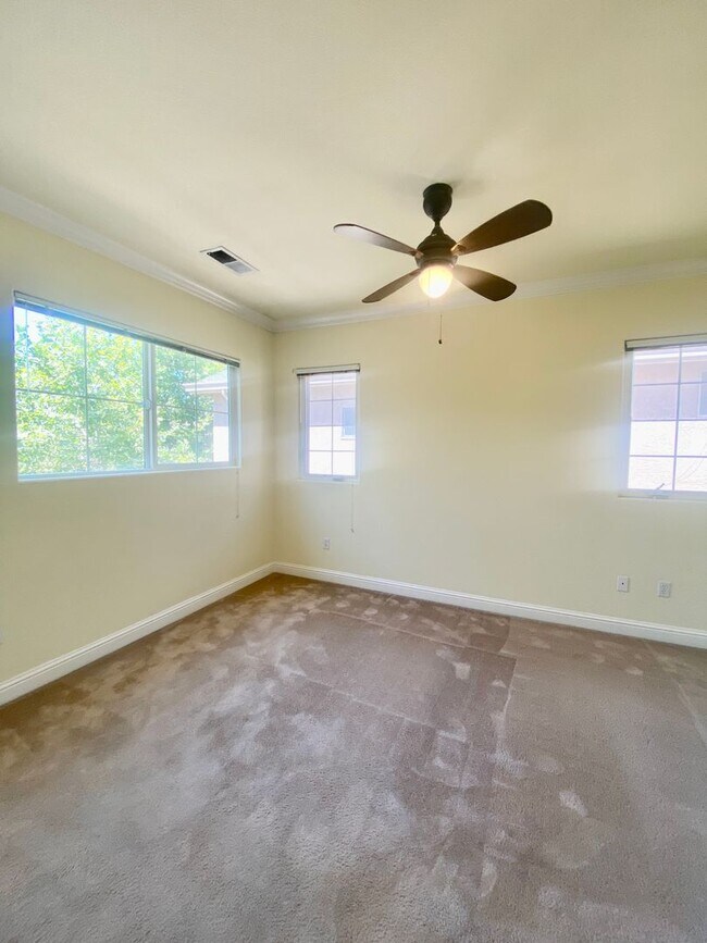 Foto del edificio - West Davis 5 bedroom and 2.5 bathroom home