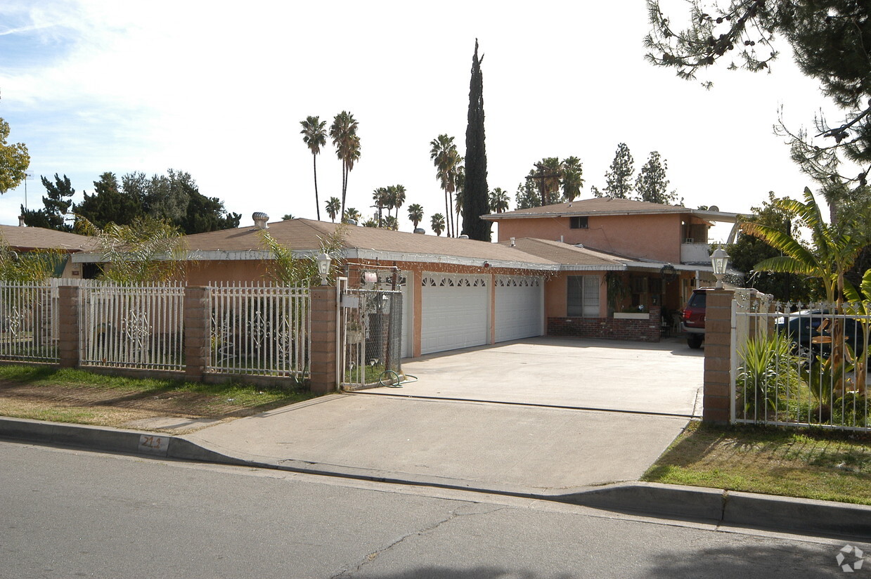 Building Photo - Charwood Apartments