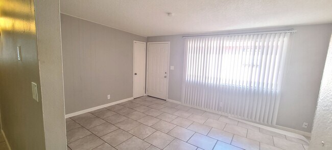 Building Photo - 2 Bed 1 Bath Spacious Apartment