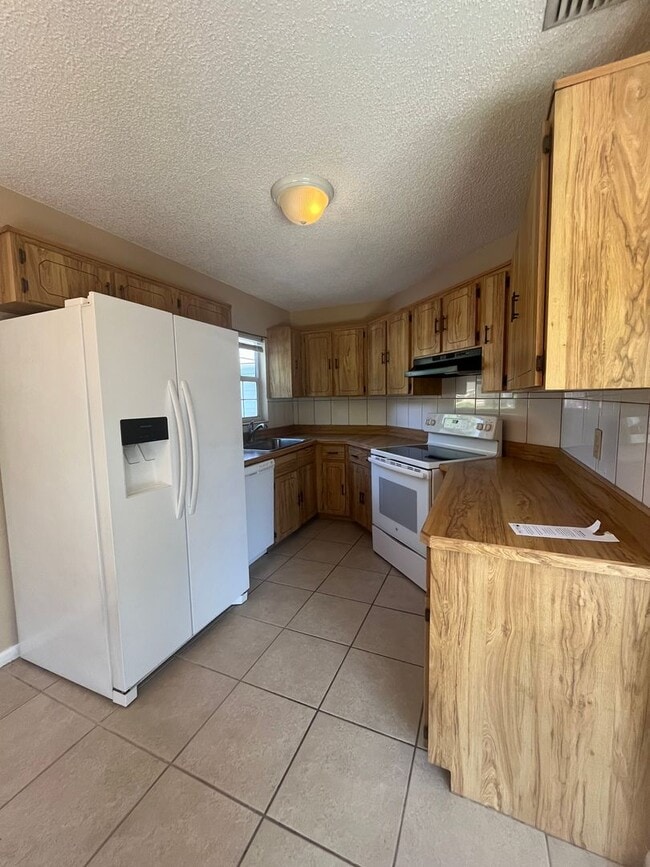 Foto del edificio - Super Cute 3bd 2bath with Florida Room!!