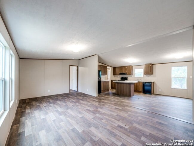 Building Photo - 4 Bedroom/2 Bathroom Home in the Holiday V...