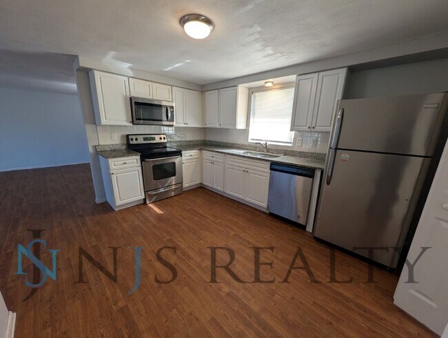 Foto del edificio - 3/2/1 1508 Sq. Ft. LARGE Corner Lot home: Updated Kitchen & Baths, NEW paint, NEW floors, Fenced ...