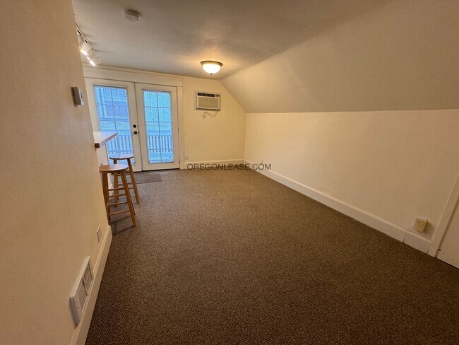 Foto del edificio - 2 Bedroom 1 bath downtown apartment availa...
