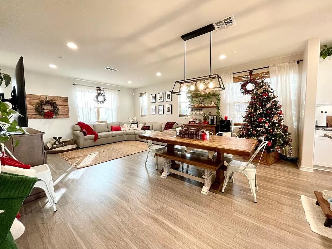 Primary Photo - 14760 Palmera Ct