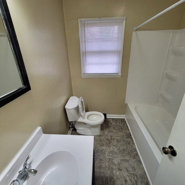 Building Photo - Great South Emerson 2BR/1BA House for RENT!