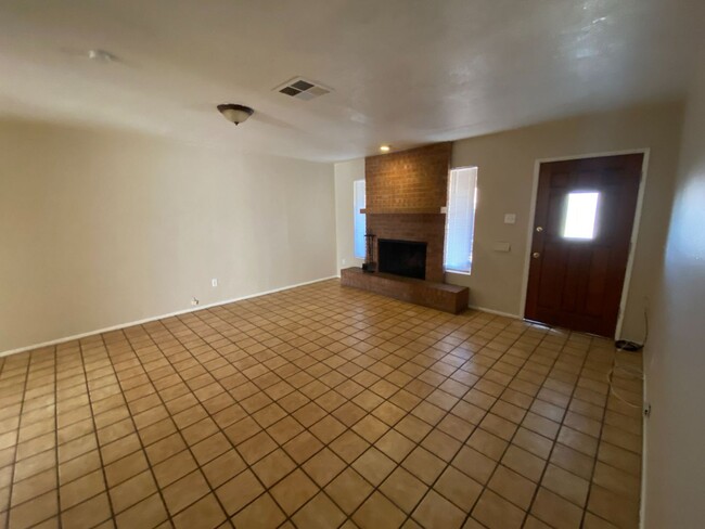 Foto del edificio - 3 Bedroom Home in Phoenix with lots of cha...