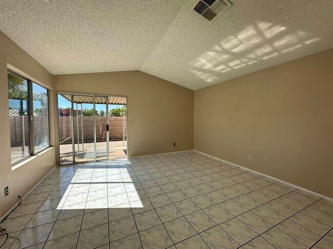 Building Photo - Great house in the Heart of Spring Valley
