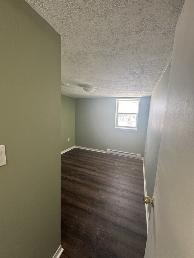 Building Photo - 10437 Rue Principale