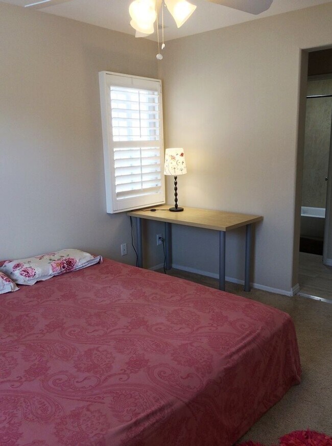 Building Photo - 2 Bedroom, 2.5 bath DETACHED condo in Oak ...