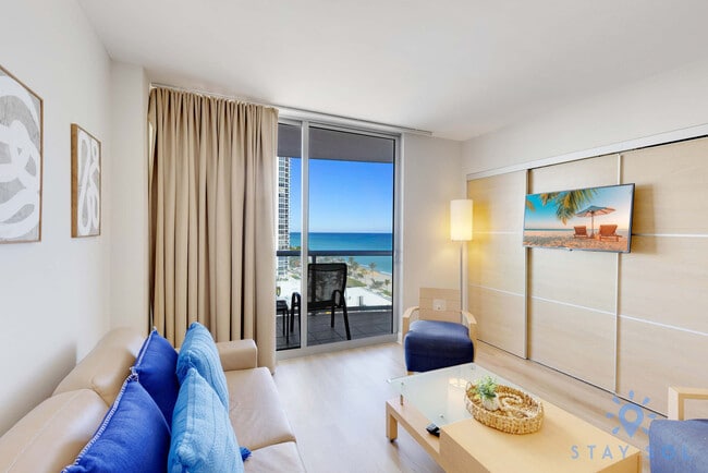 Foto del edificio - 18683 Collins Ave