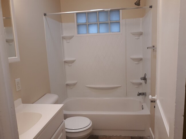 Building Photo - Cozy  2 Bedroom Home off Poplar Level