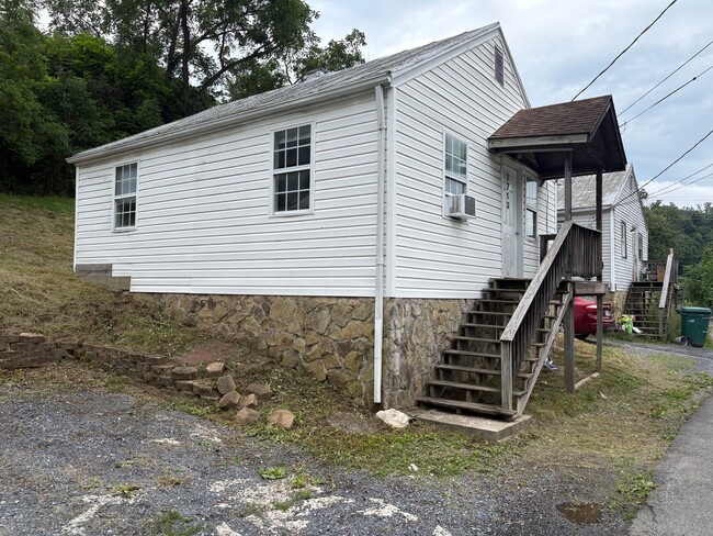 Building Photo - 1713 E Main St