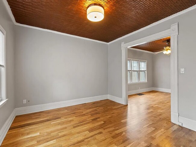 Sala de estar desde la puerta de entrada. - 2431 S Williams St