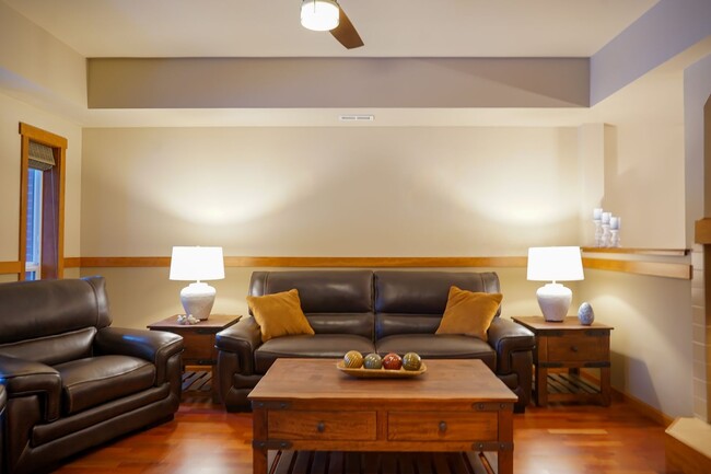 Foto del edificio - Executive Townhome - Walking distance to C...