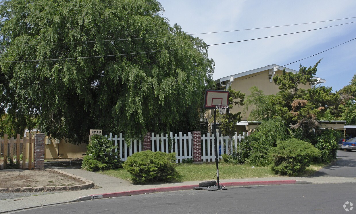 Primary Photo - 2219 Hillsborough Ct
