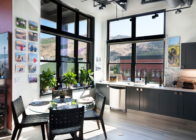 Building Photo - 231 Robinson St