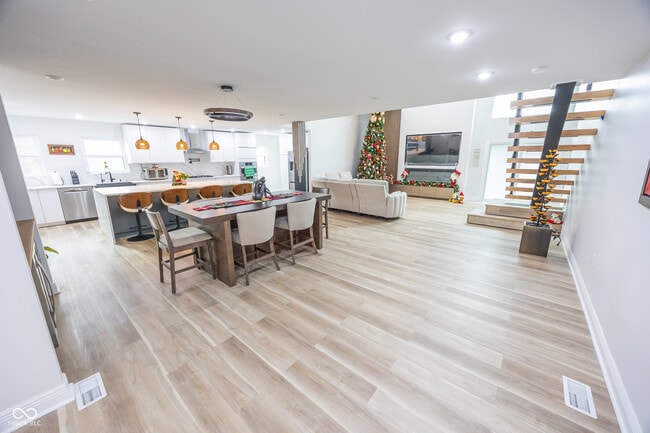 Building Photo - 7980 Royal Ave