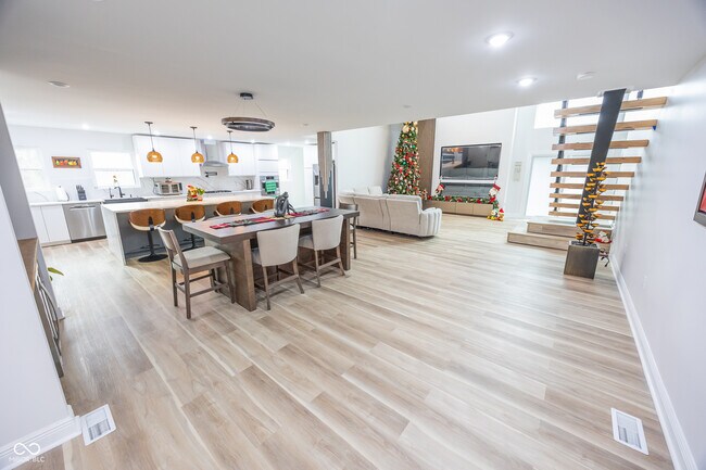 Foto del edificio - 7980 Royal Ave