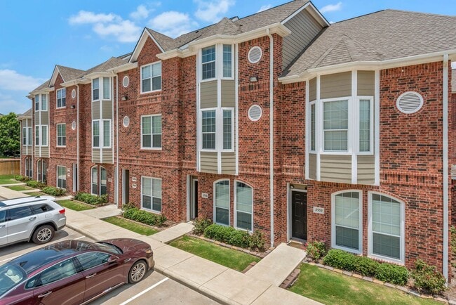 Building Photo - Pre-Leasing for FALL 2026- 1 Bedroom in Ga...