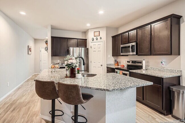 Foto del edificio - Spacious 4 Bedroom with Primary Suite Downstairs!