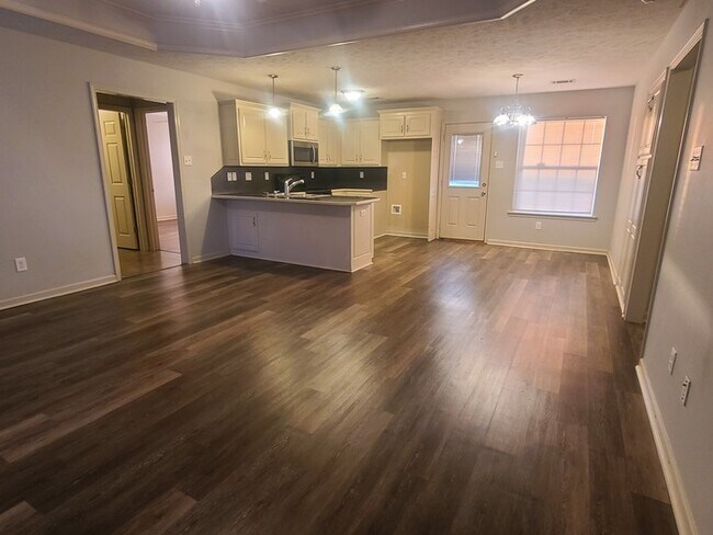 Building Photo - 3 Bed 2 Bath