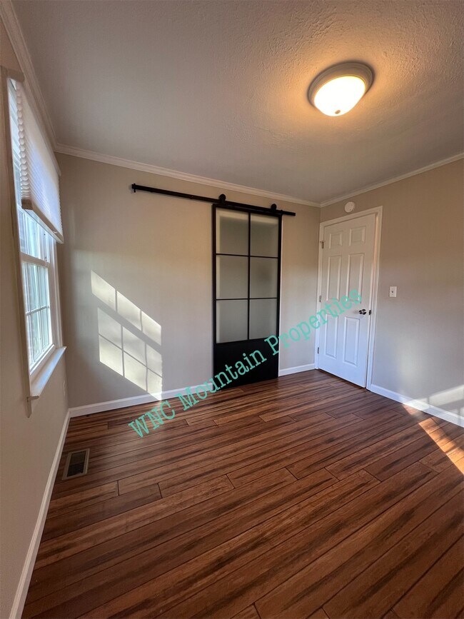 Foto del edificio - 247 Pleasant Meadow Ln