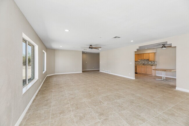 Building Photo - 875 N La Salle Ave