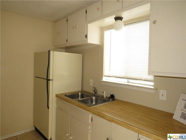 Building Photo - 507 E Beeline Ln