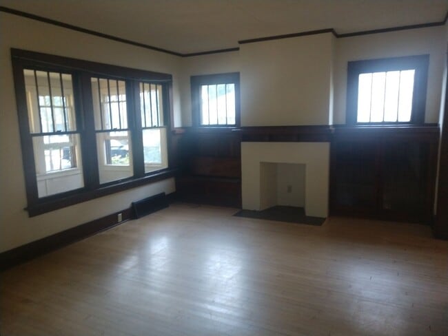 Building Photo - Spacious 4-Bed, 1.5-Bath Home in Vilas Nei...