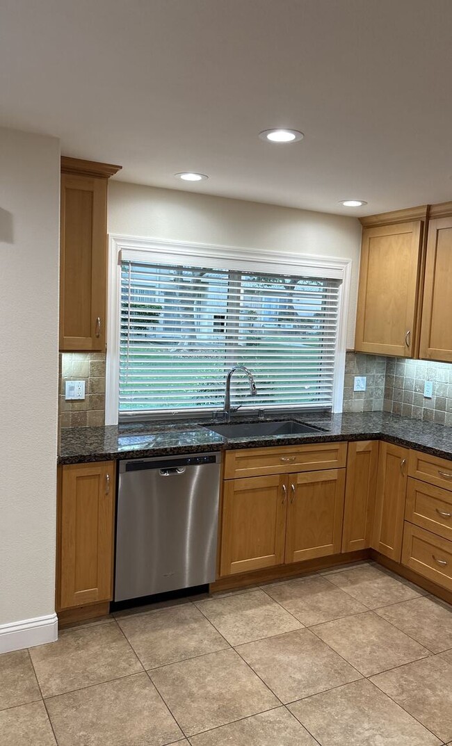 Building Photo - 6056 Elmbridge Dr