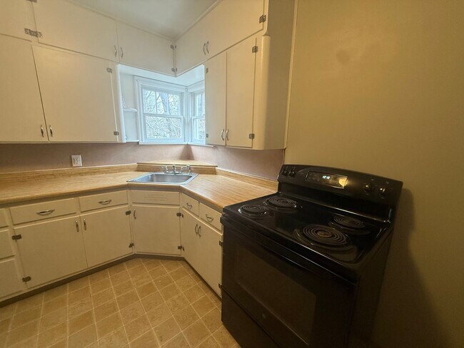 Building Photo - 2101 W 1st Ave