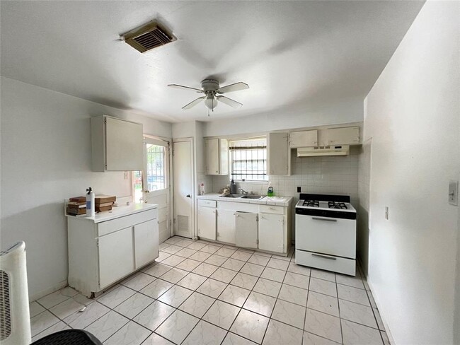 Building Photo - 4823 Shreveport Blvd