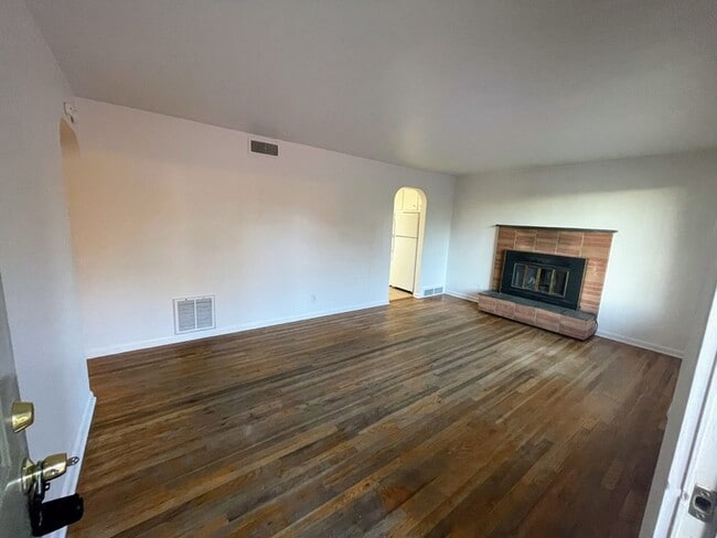 Building Photo - 513 W Uintah St