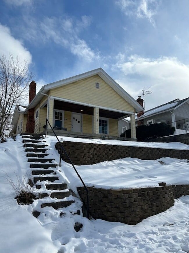 Building Photo - 2 Bedroom, 2 Bath Home w/Full Basement in Dayton