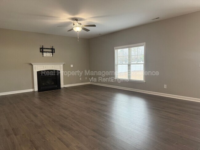 Foto del edificio - 432 Fallingbrook Dr