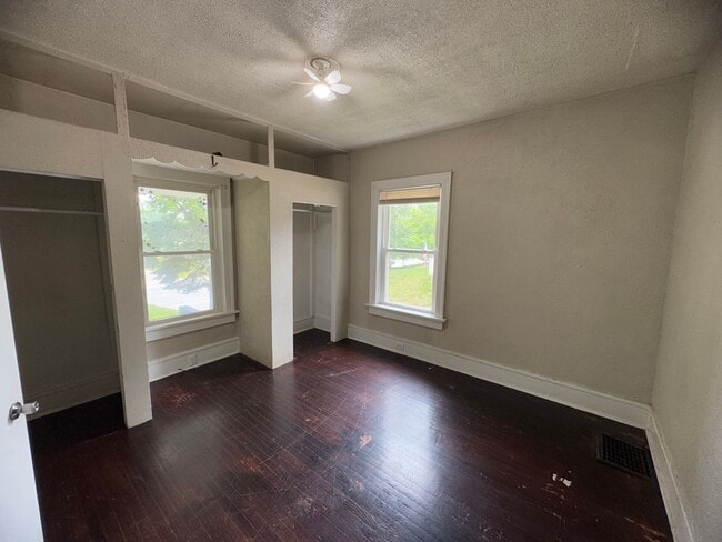 Building Photo - 2 bedroom Rock Island Home for Rent