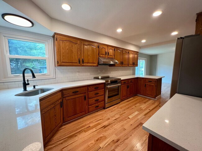 Building Photo - GORGEOUS MILWAUKIE HOME! NEW REMODEL, PRIV...