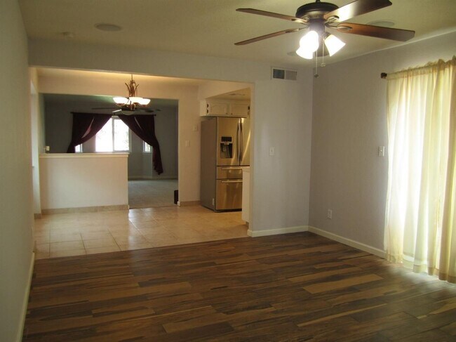 Foto del edificio - 3 br, 2 bath House - 260 N Shirley Ave