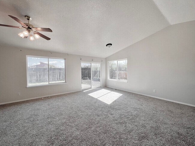 Building Photo - Just Reduced! 3 Bed 2 Bath home in Redmond