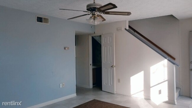 Building Photo - 3 br, 2.5 bath Condo - 212 Martha Ln