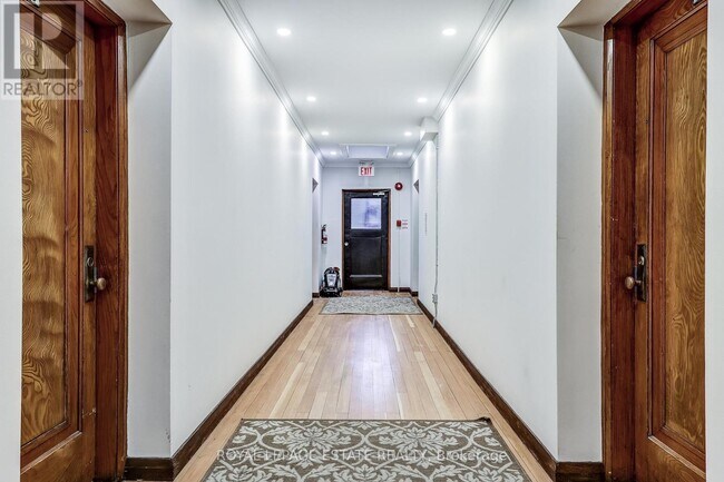 Photo du bâtiment - 922 Bathurst St