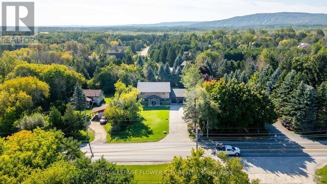 Photo du bâtiment - 734 Mountain Rd