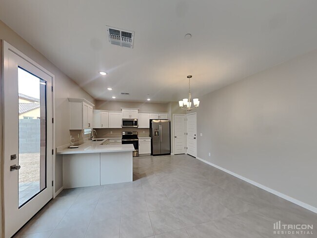 Building Photo - 4536 E Grandview St
