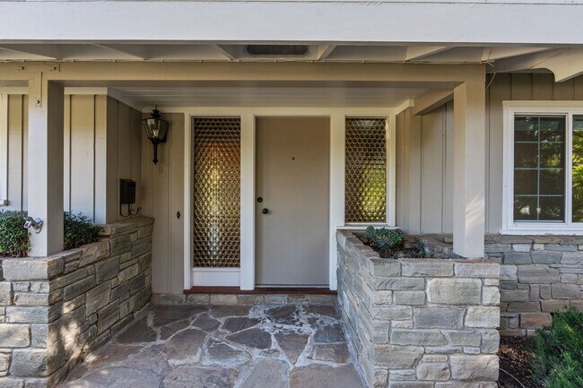 Building Photo - 4 bed/ 3 bath Single-Family Home in Silver...