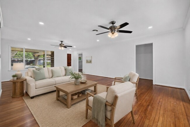 Building Photo - 5027 Creekbend Dr