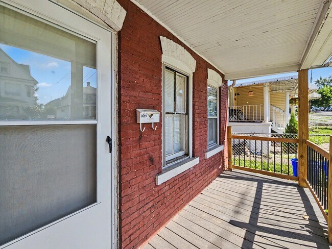 Foto del edificio - 1019 N Irving Ave