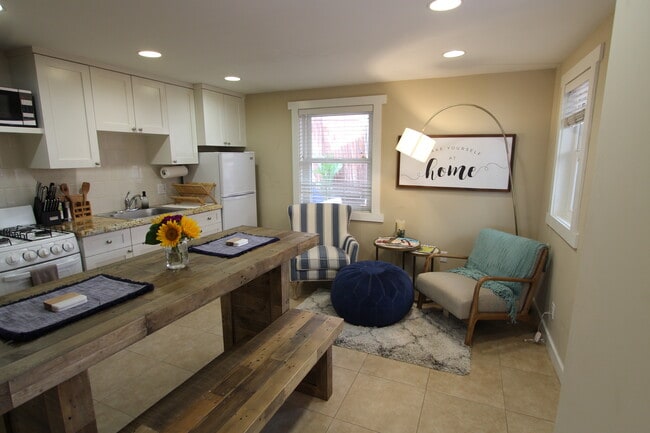 Building Photo - 806 Bayview Dr