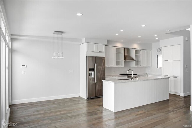 Building Photo - 3 br, 1 bath House - 525 21st St